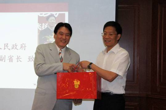 统一集团董事长_国岳集团董事长图片(2)