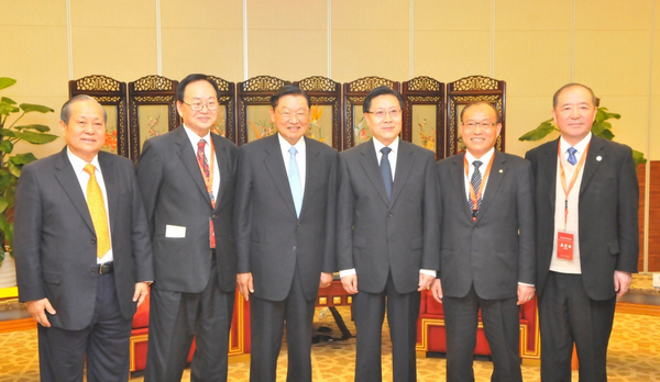 四川省委书记王东明与江丙坤等台湾嘉宾合影.