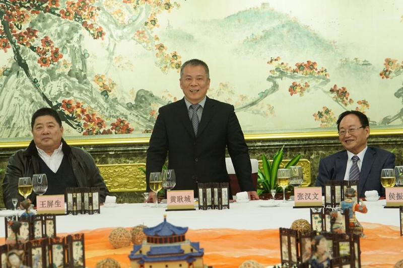 广东省台办主任黄耿城(中)在慰问活动中致辞