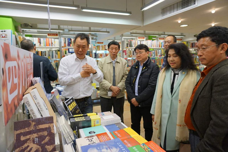 参访简体字书店若水堂,并与台湾文学大师余光中座谈交流,共话乡愁
