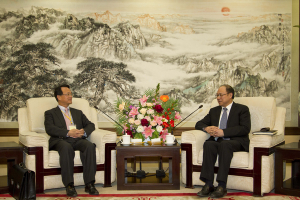 郑立中常务副主任会见台湾律师公会联合会罗丰胤一行